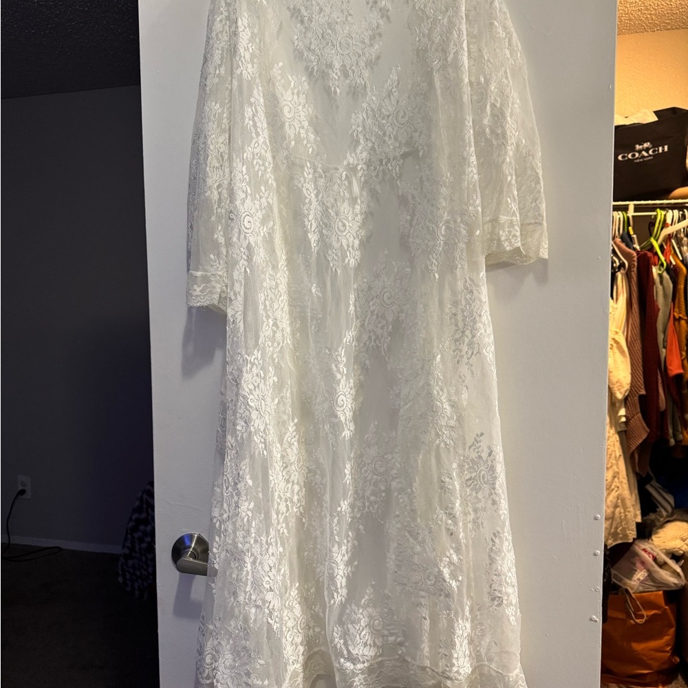 Elegant White Lace Robe - Picture 2 of 2
